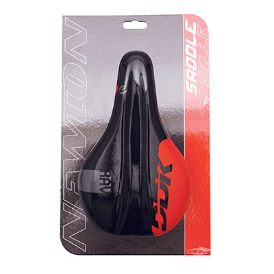 SELLE JUNIOR NEWTON RAV NOIR DECO ROUGE 210x130mm AVEC TROU CENTRAL RAIL ACIER NOIR