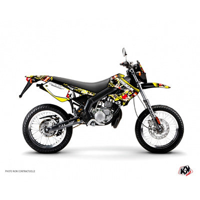 DECORATIEVE KIT STICKER-50 MET FREEGUN MAN GEEL-RODE DOOS VOOR DERBI 50 DRD XTREME, XRACE 2005+2009 -KUTVEK-