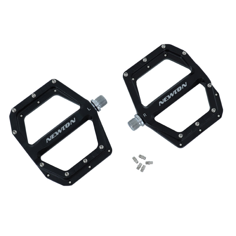 PEDALE VTT PLATEFORME DESCENTE - BMX NEWTON NOIR A ROULEMENTS ALU CNC FILETAGE 9-16 AVEC PICOTS ARGENT DEMONTABLE (PAIRE)  120x108mm