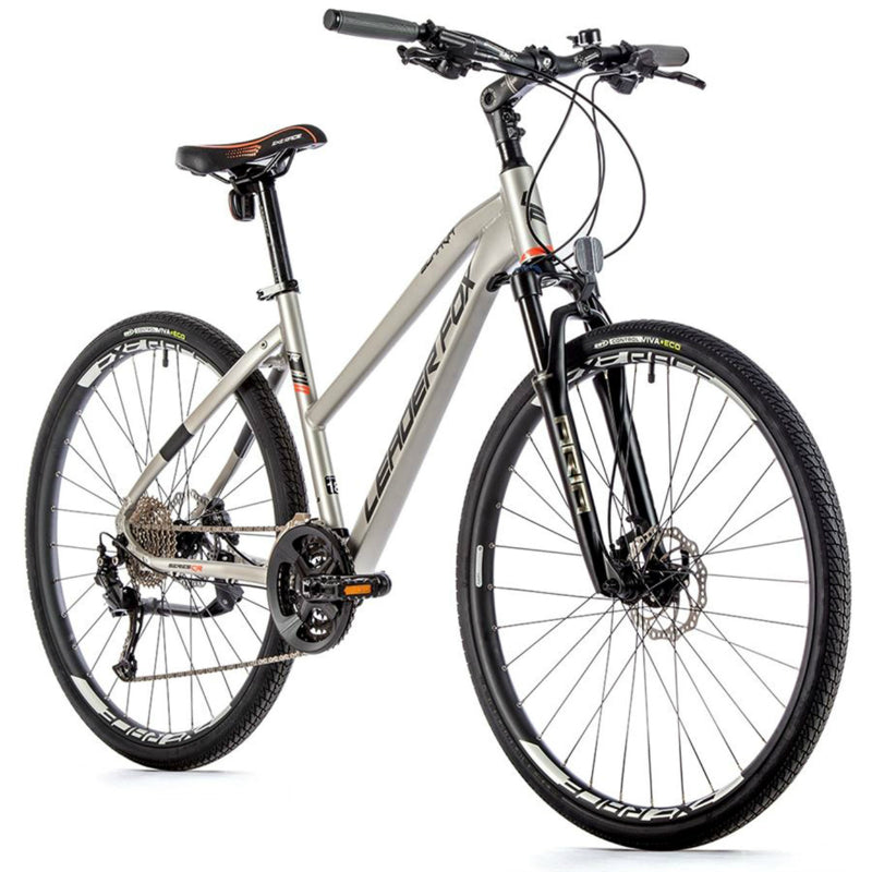 VELO MUSCULAIRE VTC 28 LEADER FOX SUMAVA 2023 FEMME ARGENT MAT 9V CADRE 18 POUCES (TAILLE ADULTE 170 à 178 cm)