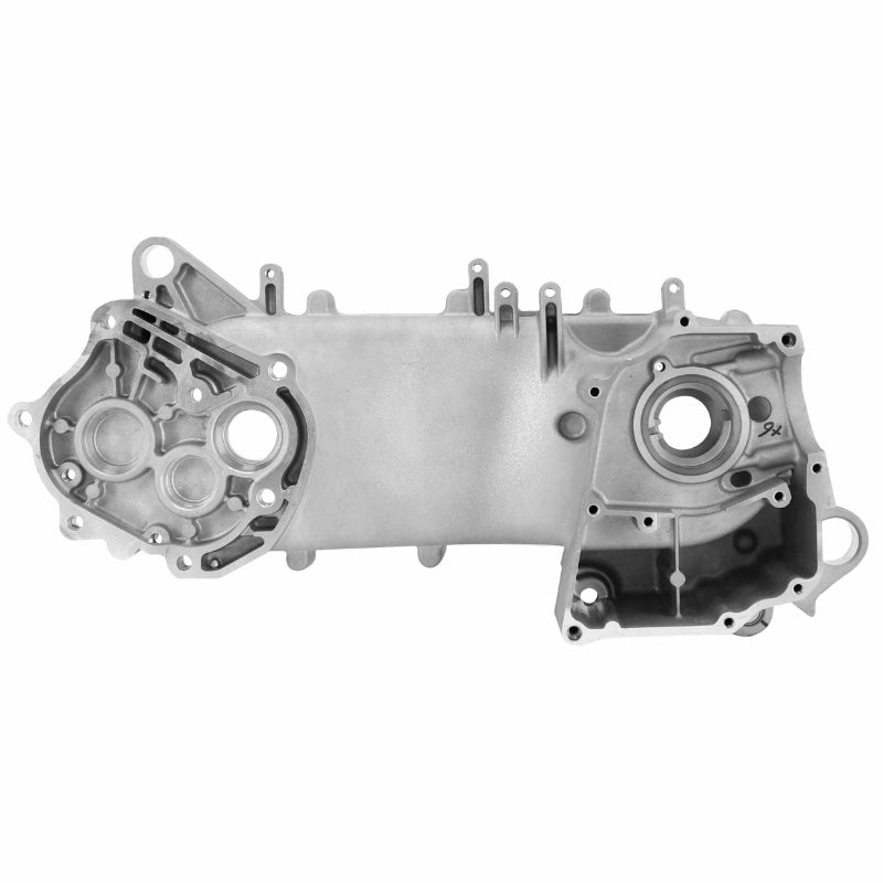 CARTER MOTEUR SCOOT ADAPTABLE SYM 50 ORBIT, MIO 4T - PEUGEOT 50 VIVACITY 3, LUDIX 4T (MOTEUR GY6 137QMB) (GAUCHE COTE VARIATION - LONGUEUR 430mm) (OEM 11200-AWA-000)  -P2R-